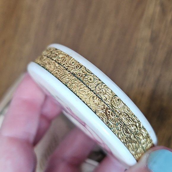 Vintage Avon Cameo Solid Perfume Compact - Picture 5 of 9